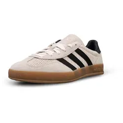 adidas Gazelle Indoor Aluminum Core Black - 40 2/3 - Sneaker im 70er-Jahre Stil, mit weichem Wildleder-Upper und Gummisohle. Der Gazelle Indoor bietet hohen Tragekomfort und bleibt dank zeitlosem Design immer im Trend.