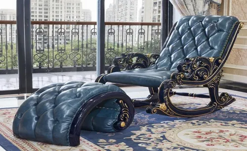 Chesterfield Klassischer Schaukelstuhl mit Hocker aus Holz und Leder - Eleganter Schaukelstuhl im Retro-Stil mit passendem Hocker, ideal für Wohn- und Schlafräume. Hochwertiges Massivholz und Leder sorgen für Komfort und Langlebigkeit. Maße: Schaukelstuhl 65x120x110 cm, Hocker 55x45x38 cm.