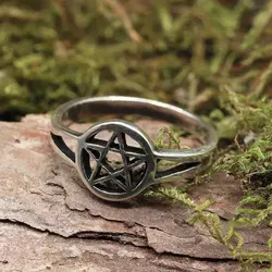 Drachensilber Pentagramm Ring aus 925 Silber - Hochwertiger Pentagramm Ring aus massivem 925 Silber, ideal für Gothic-Fans. Der feine Silberring hat eine Ringschiene von 2mm und ein Ø von 10mm. Verfügbar in vielen Größen.