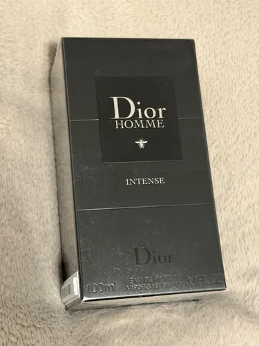 DIOR Homme Eau de Parfum Spray Intense 100 ml - Eau de Parfum für Herren – eine sinnliche Interpretation mit intensiver Iris und holzig-ambrierten Akzenten, die selbstbewusste Eleganz und Raffinesse verkörpert.