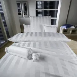 Curt Bauer Damast Kissenbezug Como 40x40 cm - weiß - Hochwertiger Kissenbezug aus edlem Mako-Brokat-Streifen-Satin, mercerisiert für extra Glanz. Ideal für ein glamouröses Schlafzimmer, bügelleicht und waschbar bei 60°C.