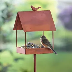 Rost Garten Stecker "Vogelhaus" aus Metall – Dekoratives Futterhaus für Vögel - Vogelfutterhaus aus robustem Metall, ideal für den Garten. Mit einer Höhe von 109 cm und ansprechendem Design zieht es Vögel an und bereichert Ihre Gartengestaltung.