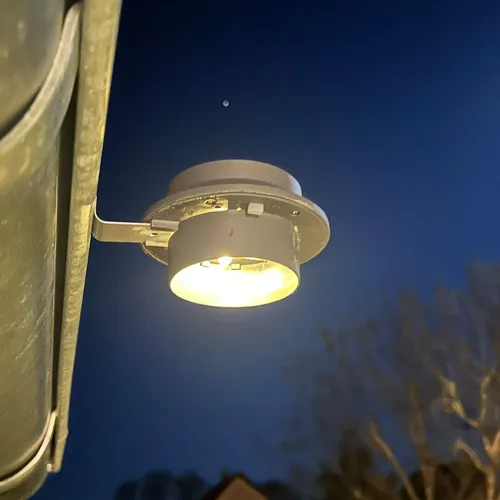 Hossi’s Wholesale Dachrinnen Solarleuchten | 24 Stück in Anthrazit - Wegeleuchten mit automatischem Lichtsensor und 6-7 Stunden Leuchtdauer, ideal für energieeffiziente Außenbeleuchtung und stilvolle Gartenakzente.