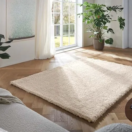 Taracarpet Flokati Teppich Langflor Beige 140x200 cm – Kuscheliger Shaggy für Wohnzimmer und Schlafzimmer - Der Flokati Teppich vereint Komfort und Stil. Mit seiner stabilen Struktur und pflegeleichten Eigenschaften ist er ideal für jeden Raum. Öko Tex 100 zertifiziert und in verschiedenen Farben erhältlich.
