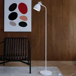 Dyberg Larsen Coast Stehleuchte Matt White - Minimalistische Stehleuchte aus der Coast-Kollektion, designed für elegantes Wohnen. Bringt angenehmes Licht und Stil in Wohnzimmer, Küche und Büro.