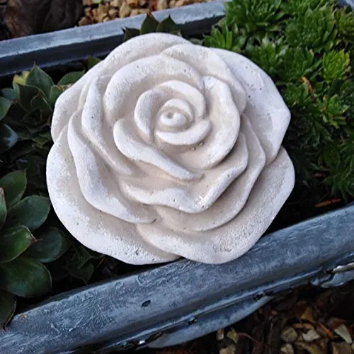 Stein Rose Rosenblüte - Wetterfeste Garten Deko in Hellgrau - Frostfeste Steinblüte aus Steinguss, ideal für Hochzeiten und Feiern. Handgefertigt mit eleganter Patina in Hellgrau. Maße: ca. 12 cm Durchmesser. Perfekte Tischdekoration für besondere Anlässe.