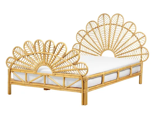 BELIANI Bett Hellbraun aus Rattan und Mahagoniholz 140 x 200 cm - Boho-Doppelbett mit hohem Kopf- und Fußteil in Pfauform, bietet höchsten Liegekomfort durch stoßdämpfende Federholzleisten und verleiht Ihrem Schlafzimmer einen einzigartigen, rustikalen Look.