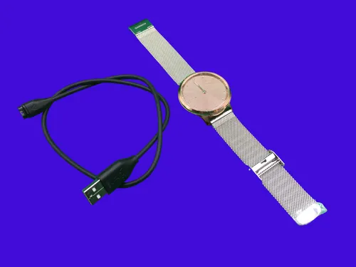 Garmin Vivomove Luxe Damen Smartwatch - Rose Gold PVD mit Milanese Strap - Smartwatch mit Hybridanzeige, ideal für Fitnessfans. Verfolgen Sie Schritte, Kalorien und Herzfrequenz. Wasserdicht bis 50m und mit elegantem Design in Roségold.