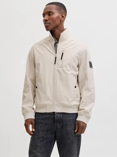 Jack & Jones Softshelljacke "Parker" in Beige, Größe XXL - Moderne Softshelljacke für Herren von Jack & Jones in Beige. Winddicht und atmungsaktiv, ideal für Outdoor-Aktivitäten. Praktische Taschen und elastische Ärmelabschlüsse sorgen für Komfort.
