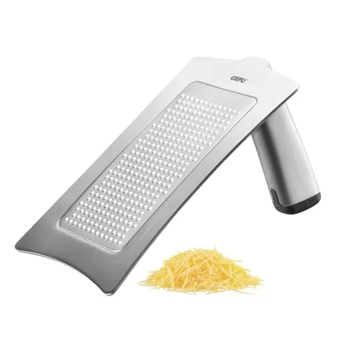 GEFU Gourmet-Reibe FORMAGGIO – Präzise Reibefläche für Hartkäse & Schokolade - Gemüsehobel & -schneider mit DIAMOND LASER CUT Schärfe für müheloses Reiben von Parmesan, Nüssen und mehr. Ergonomischer Griff sorgt für sicheres Handling.