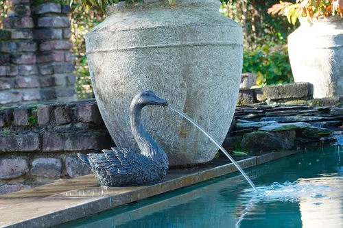 Ubbink Wasserspeier Schwan - Elegante Teichdekoration - Anthrazit/bronzefarbener Wasserspeier aus Polyresin, 27 cm lang, für eine maximale Fördermenge von 900 l/h - ideal für stilvolle Teichgestaltungen im Outdoor-Bereich.