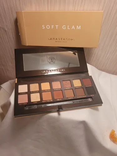 Anastasia Beverly Hills Soft Glam Eye Shadow Palette - Lidschattenpalette mit 14 vielseitigen Farben für einen glamourösen Look, ideal für Tages- und Abendmakeup.
