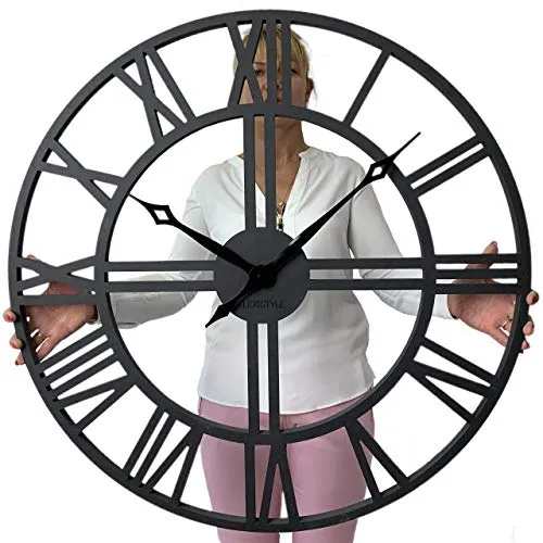 Große Wanduhr XXL LOFT Grande Schwarz 80 cm mit römischen Zahlen - Die XXL Wanduhr LOFT Grande ist 80 cm groß und überzeugt durch ihr stilvolles Design. Ideal für Wohnzimmer oder Büros, sorgt sie für einen modernen Akzent ohne störende Tickgeräusche.