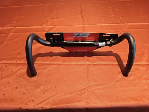 FSA Omega Compact Rennradlenker 440 mm | Ergonomisch & leicht - Fahrradlenker aus AL6061 Aluminium, bietet Komfort und Stabilität für ambitionierte Rennradfahrer. Mit kompaktem Drop-Design und breitem Klemmbereich für sicheres Zubehör.