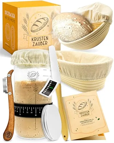 KRUSTENZAUBER 2er Set Gärkörbchen & Sauerteig Starter Set - Brot Backen Zubehör mit 2 Gärkörbchen aus Rattan, Gärtuch und 600ml Gärglas. Perfekt für hausgemachten Sauerteig und fluffigen Teig!