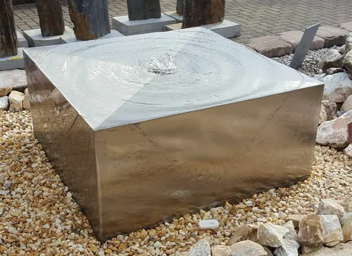 Edelstahl Brunnenquader 30x30x20 cm Komplettset - Spring- & Zierbrunnen mit inkludierter Pumpe und Becken, perfekt für eine stilvolle Gartengestaltung.