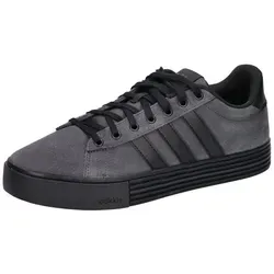 adidas Daily 40 Sneaker in Schwarz, Größe 43 1/3 - Stylische Herren-Sneaker von adidas in Größe 43 1/3. Aus hochwertigem Velourimitat und bequemem Textilfutter, ideal für den Alltag.
