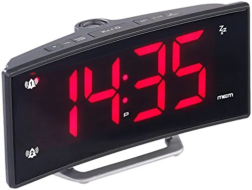 auvisio Weckradio: Projektions-Radiowecker mit Dual-Alarm - Radios mit Curved-Display und USB-Ladeport für Smartphones. Der Projektor zeigt die Uhrzeit an die Decke und sorgt für ein bequemes Ablesen.