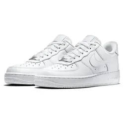 Nike AIR FORCE 1 '07 W WEISS 8.5 - Sneaker mit klassischem Design, weicher NIKE AIR-Zwischensohle und strapazierfähiger Gummilaufsohle – für urbanen Stil und ganztägigen Komfort.