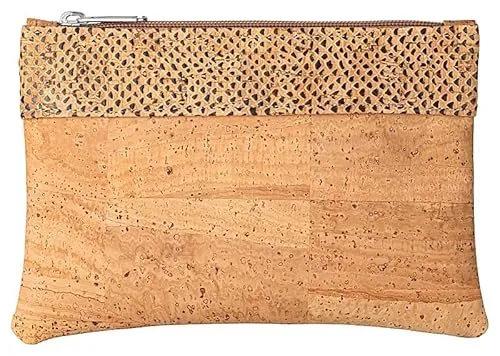 Kleine Kork-Tasche mit Snake Print - Handgefertigtes Etui für jeden Tag - Elegante Kork-Tasche in hellbraun mit auffälligem Muster. Praktischer Reißverschluss für einfachen Zugriff. Ideal für unterwegs – handlich und stilvoll. Hochwertige Verarbeitung aus Portugal.