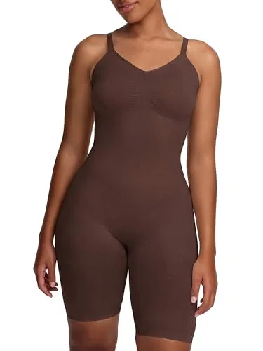 creamy fabrics Damen Shapewear Bodysuit mit Shorts – Nahtlos und verstellbare Träger für perfekten Sitz - Ideal für figurbetonte Outfits: Der nahtlose Bodysuit mit Shorts-Design sorgt für eine glatte Silhouette. Starke Kompression formt Bauch, Taille und Oberschenkel, während verstellbare Träger hohen Komfort bieten.