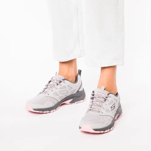 Skechers Damen Hillcrest Pure Escapade Walking-Schuh – Bequeme Wanderung in Grau - Leichter Walking-Schuh mit Obermaterial aus Leder und Mesh. Die gepolsterte Innensohle sorgt für hohen Tragekomfort, während die flexible Gummi-Laufsohle optimalen Halt bietet.