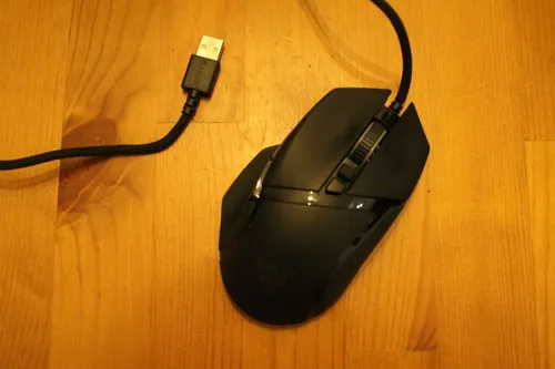 Razer Basilisk V2 Gaming Mouse schwarz - Gaming-Maus mit 11 programmierbaren Tasten und anpassbarem Mausrad-Widerstand für präzise Steuerung und individuellen Spielstil. Ideal für Gamer, die ihre Performance optimieren möchten.