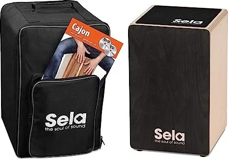 Sela SE 120 Primera Cajon Black Bundle - Percussion Cajon mit robustem 12 mm Birkenkorpus und individuell einstellbarem Snare Sound, inklusive Cajon Pad, Rucksack und Cajonschule für optimale Spielerfahrung.