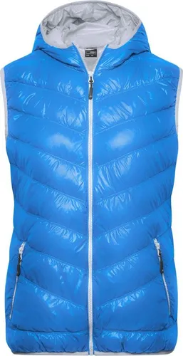 Ultraleichte Daunenweste mit Kapuze für Damen - JN1061 in Blau/Silber, Gr. XXL - Die sportliche Daunenweste JN1061 von James & Nicholson bietet hohen Tragekomfort und schützt bei Outdoor-Aktivitäten. Leicht, modisch und in vielen Farben erhältlich, ideal für aktive Damen.
