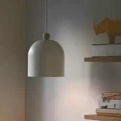 Nordlux Gaston Pendelleuchte, E27, 40W, weiß - Pendelleuchte in elegantem Design mit abgerundetem Schirm und Holzdetail, ideal für eine stilvolle Beleuchtung in jedem Raum.