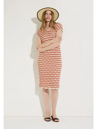 Strickkleid von MORE & MORE - Verspielt und trendy: Das Strickkleid von MORE & MORE begeistert mit feinem Knit und einem einzigartigen welligen Muster. Ideal für entspannte Tage oder stylische City-Looks – einfach reinschlüpfen und wohlfühlen!