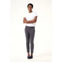 Pants Suiting KAmette Regular Fit Schwarz - Damen-Chinohose in regulärer Passform und verkürzter Länge, ideal für vielseitige Outfits. Bequemer Bund und klassische Gürtelschlaufen sorgen für optimalen Tragekomfort. Pflegeleicht und vielseitig kombinierbar.