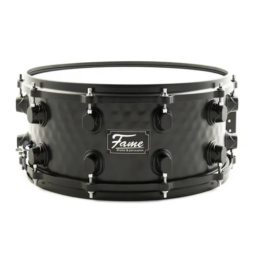 Fame FSS-65 Snare Drum, Hammered Black Steel 14"x6.5" - Snaredrum, professionelle Qualität mit Remo Fellen und Die-Cast Hoops für optimalen Klang und Stimmbarkeit, ideal für Anfänger und Profis.