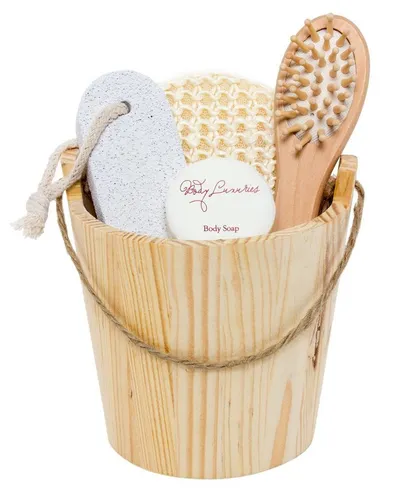BRUBAKER Hautreinigungs-Set Geschenkset im Holzeimer, 5-tlg., Holzkübel Wellness Set mit Peelingschwamm, Haarbürste, Bimsstein Seife