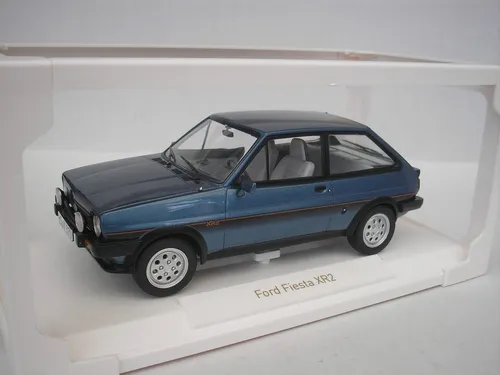 Ford Fiesta XR2 1981 blau metallic Modellauto 1:18 Norev - Detailreiches Standmodell im Maßstab 1:18 aus Die-Cast-Material. Ideal für Sammler und als Geschenk. Originalverpackt und in klassischer blauer Metallicfarbe.