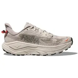 Hoka Damen Challenger 8 - breit (D) grau 37.3 - Vielseitiger Damen-Laufschuh für Straße und Trail. Der HOKA Challenger 8 bietet optimale Dämpfung, Atmungsaktivität und sicheren Halt auf jedem Untergrund – ideal für tägliches Training oder Freizeit.