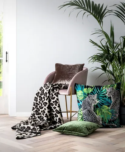 Wohndecke Leopard, done.® - Kuschelige Wohndecke im Leoparden-Look mit dekorativer Ziernaht, ideal für stylische Akzente in deinem Zuhause. Hergestellt aus hautfreundlicher Baumwolle und pflegeleichtem Polyacryl.