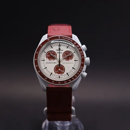 Swatch Chronograph OMEGA x Swatch MoonSwatch Mission to Pluto - Einzigartiger Chronograph mit markantem Design: Die Mission to Pluto vereint Grautöne mit bordeauxroten Akzenten. Hochwertiges Straußenlederarmband und präzises Quarzwerk für stilvolle Akzente im Alltag.