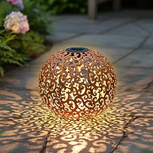 Spetebo Metall Dekokugel 28,5 cm - Solarbeleuchtet in Rost Optik - Wegeleuchten mit warmweißer LED, solarbetrieben und inklusive Akku. Ideal für stimmungsvolle Gartenbeleuchtung.