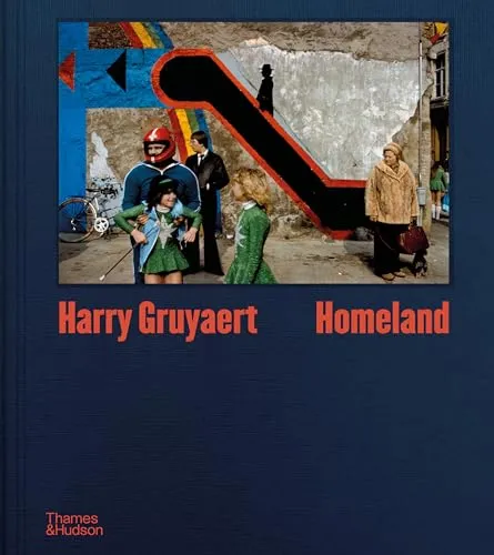 Harry Gruyaert: Homeland - Individuelle Fotografen Monographien - Entdecken Sie die beeindruckenden Fotografien von Harry Gruyaert, die das Gefühl von Heimat und Identität einfangen.