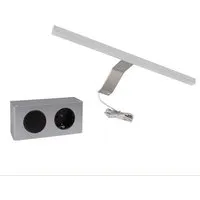 Badaufsatzleuchte Simple mit Schalter und Steckdose - Moderne Spiegelleuchte in edlem Chrom, ideal für über Spiegel. Mit integriertem Schalter und Steckdose, platzsparende Maße von 34 cm x 4 cm x 13 cm.