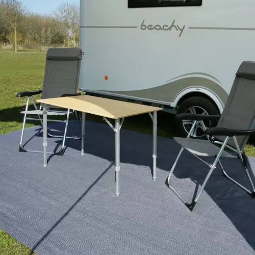 your GEAR Toskana HDPE Vorzeltteppich 250x350cm – Wetterfester Outdoor Teppich für Camping und Balkon - Robuster HDPE Vorzeltteppich, ideal für den Outdoor-Einsatz. Mit stabilen D-Ringen zur sicheren Befestigung und angenehmer Oberfläche für ein komfortables Laufgefühl. Praktisch verstaubar in der mitgelieferten Tragetasche.
