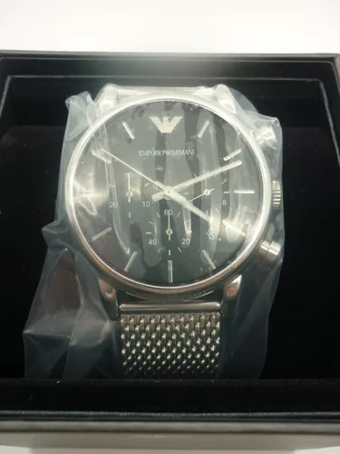 Emporio Armani AR1811 Herrenuhr - Sportliche Armbanduhr mit elegantem silbernem Edelstahl-Milanaise-Armband und schwarzem Zifferblatt. Wasserdicht bis 50 m, ideal für jeden Anlass.