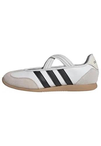 adidas Damen BARREDA Mary Jane Schuhe, core White/core Black/Gum 3, 42 2/3 EU - Stylische Damen Schuhe mit regulärer Passform, strapazierfähigem Obermaterial aus Leder und rutschfester Gummiaußensohle für optimalen Komfort im Alltag.