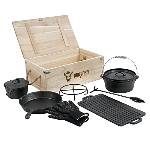 BBQ-Toro 8-teiliges Dutch Oven Set in Holzkiste - Dutch Oven Zubehör Set mit bereits eingebrannten Gusseisen-Teilen für vielseitige Zubereitung von Schmorbraten, Eintöpfen und mehr – ideal für Lagerfeuer und Grillabende.