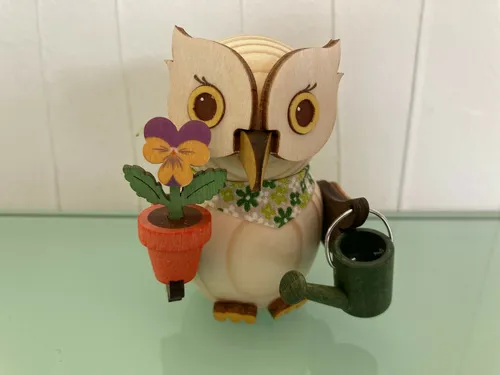 Minieule Gärtner von Kuhnert 37337 - NEUHEIT 2021 - Figuren & Skulpturen: Charmante Holzkunst aus dem Erzgebirge, ideal als Geschenk. Die Minieule mit Gießkanne bringt Naturflair in jedes Zimmer.