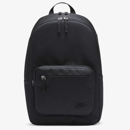 NIKE Rucksack Heritage Eugene - 23 Liter Schwarz - Stylischer Rucksack mit wasserabweisender Beschichtung und geräumigem Hauptfach. Ideal für Schule, Uni oder Arbeit mit Platz für einen 15 Zoll Laptop und praktischem Stauraum.