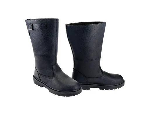Brandit Bundeswehr Knobelbecher Gefüttert Stiefel Rutschfest - Robuste Bundeswehr Knobelbecher mit rutschfester Gummisohle und warmem Fellfutter für hohen Tragekomfort. Ideal für kalte Tage und lange Einsätze – sicherer Halt durch verstellbaren Riemen.