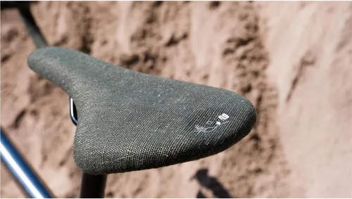 NG Sports Chaibu ReCycle Race Komfort Sattel - Komfortabler Fahrradsattel mit robuster Polsterung aus recyceltem Material. Ideal für sportliche Fahrten, langlebig und stilvoll im Design. Größe: 272x143mm, Gewicht: 301g.