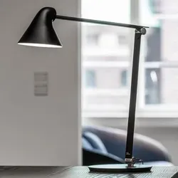 Tischleuchte Louis Poulsen NJP, dimmbar, Schwarz, Design-Lampe für Wohnzimmer - Die dimmbare NJP Tischleuchte in Schwarz vereint modernes Design und hohe Flexibilität. Ideal für stilvolle Akzente im Wohnzimmer, bietet sie blendfreies Licht und individuelle Einstellmöglichkeiten.